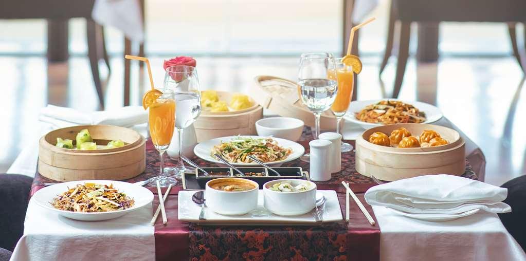 Radisson Blu Udaipur Palace Resort & Spa 레스토랑 사진